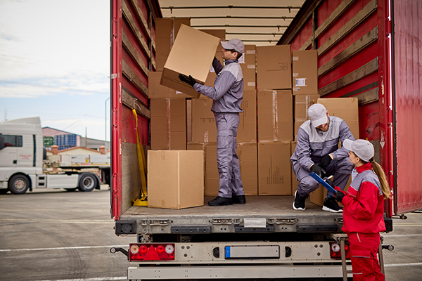 Paketzustellung in städtischer Umgebung